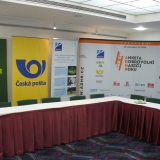 Tisková konference ADHR - pohled na bannery