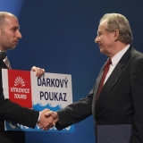 předání cestovního poukazu od CK Vítkovice Tours panu Karlovi Vaškovi - vyhlášení výsledků ankety Dobrovolní hasiči roku 2014